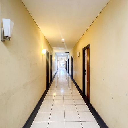 Urbanview Trisula Hotel Makassar Buitenkant foto