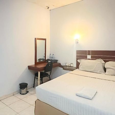 Urbanview Trisula Hotel Makassar Buitenkant foto