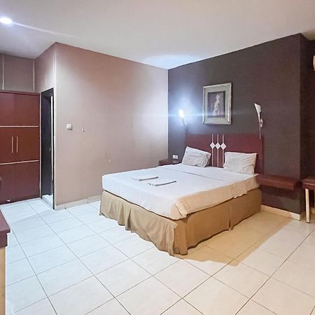 Urbanview Trisula Hotel Makassar Buitenkant foto