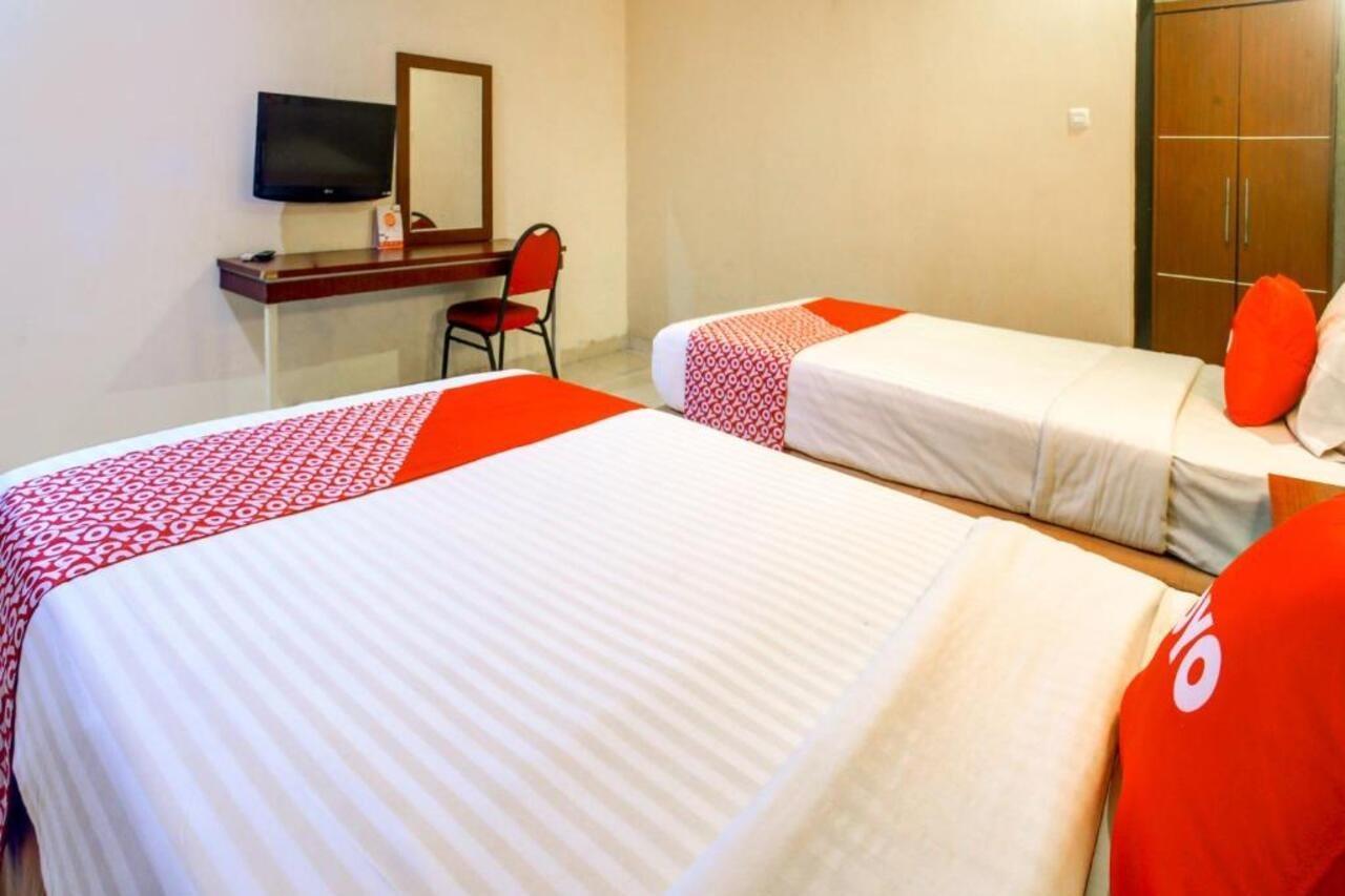 Urbanview Trisula Hotel Makassar Buitenkant foto