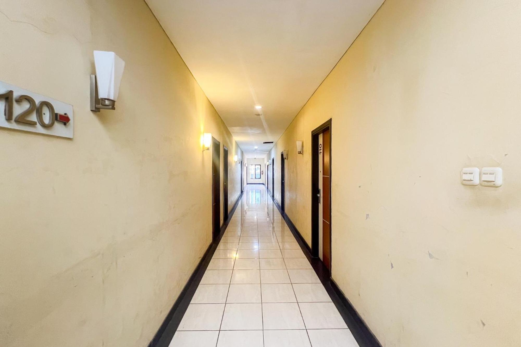 Urbanview Trisula Hotel Makassar Buitenkant foto