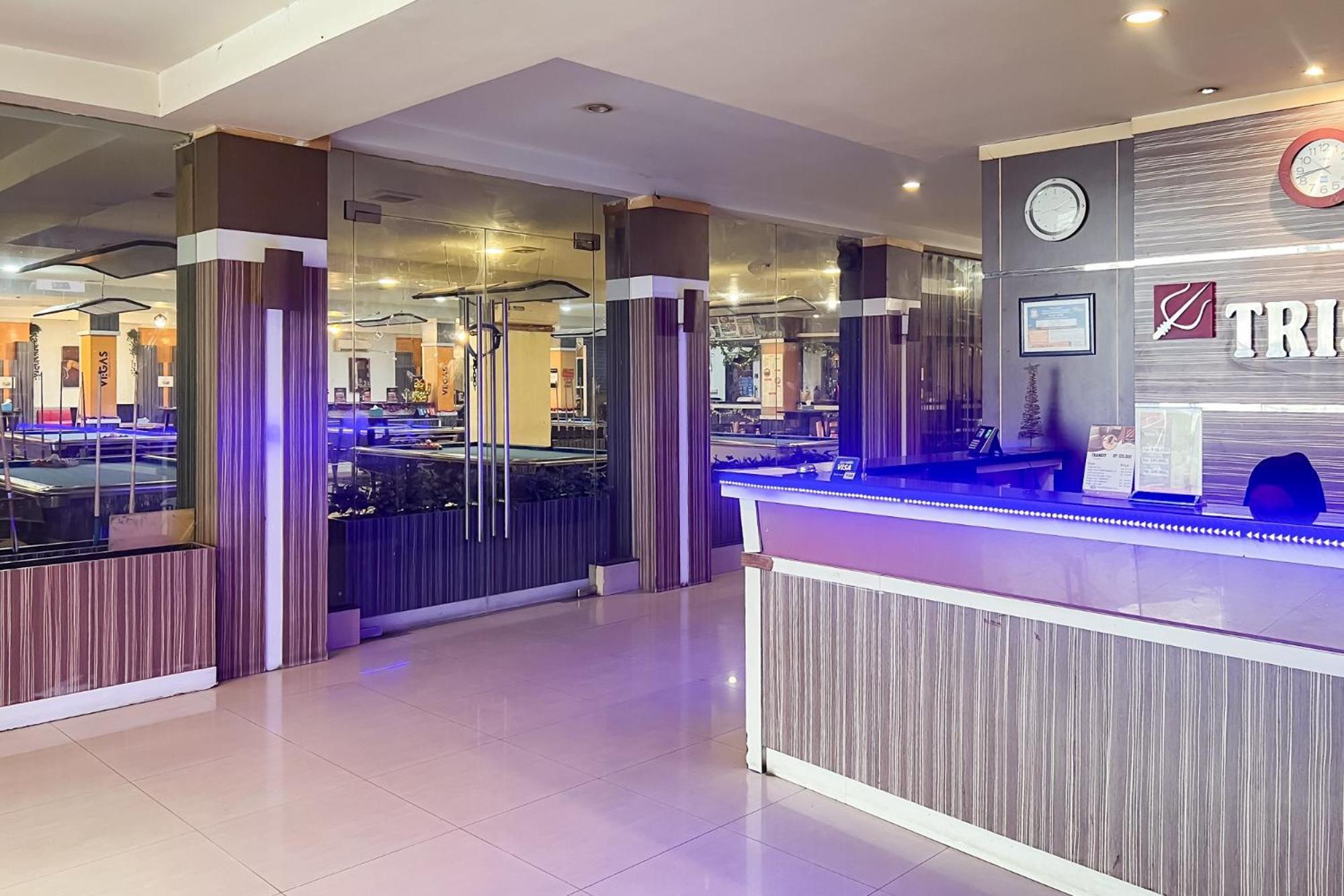 Urbanview Trisula Hotel Makassar Buitenkant foto