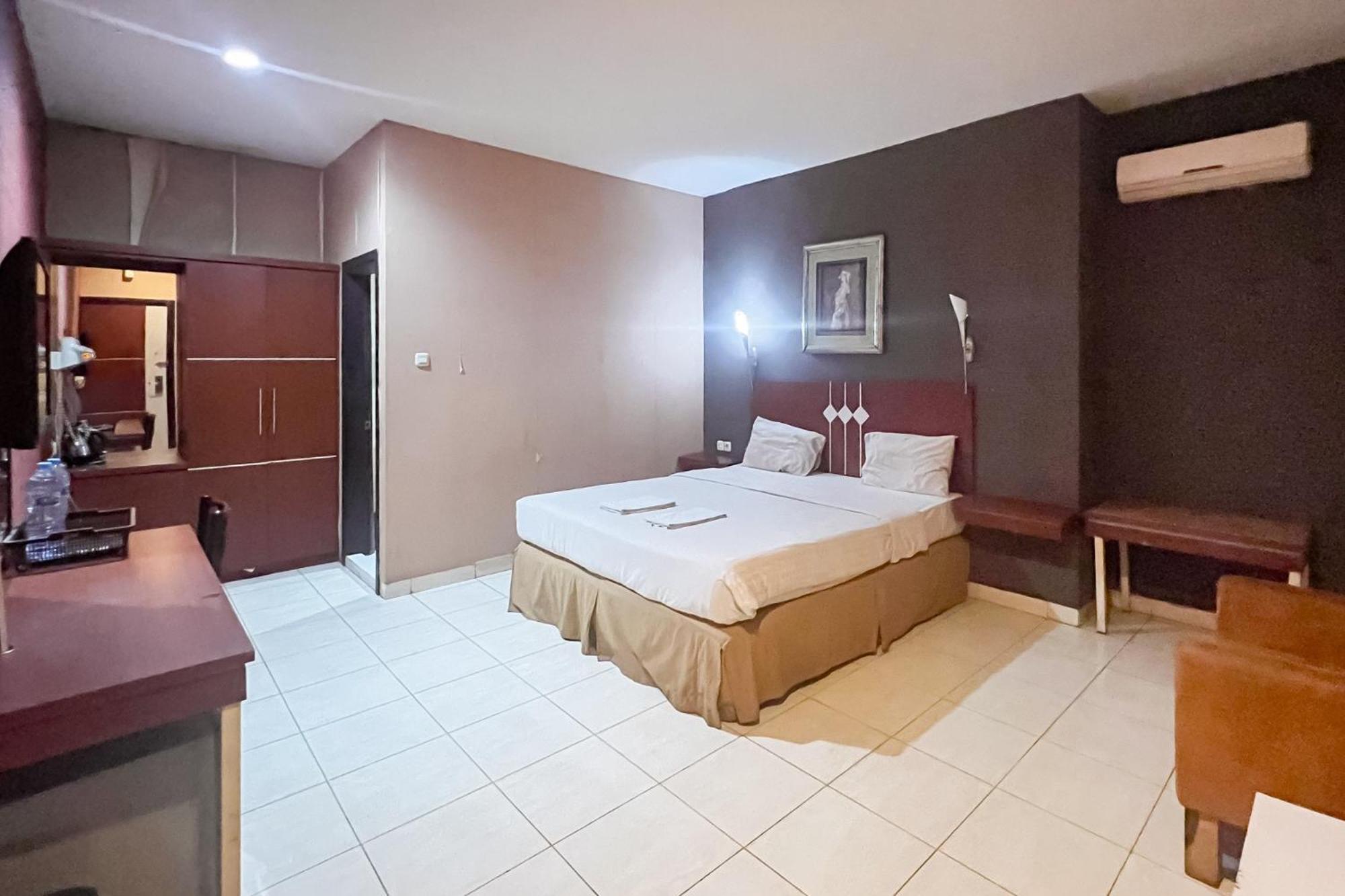 Urbanview Trisula Hotel Makassar Buitenkant foto