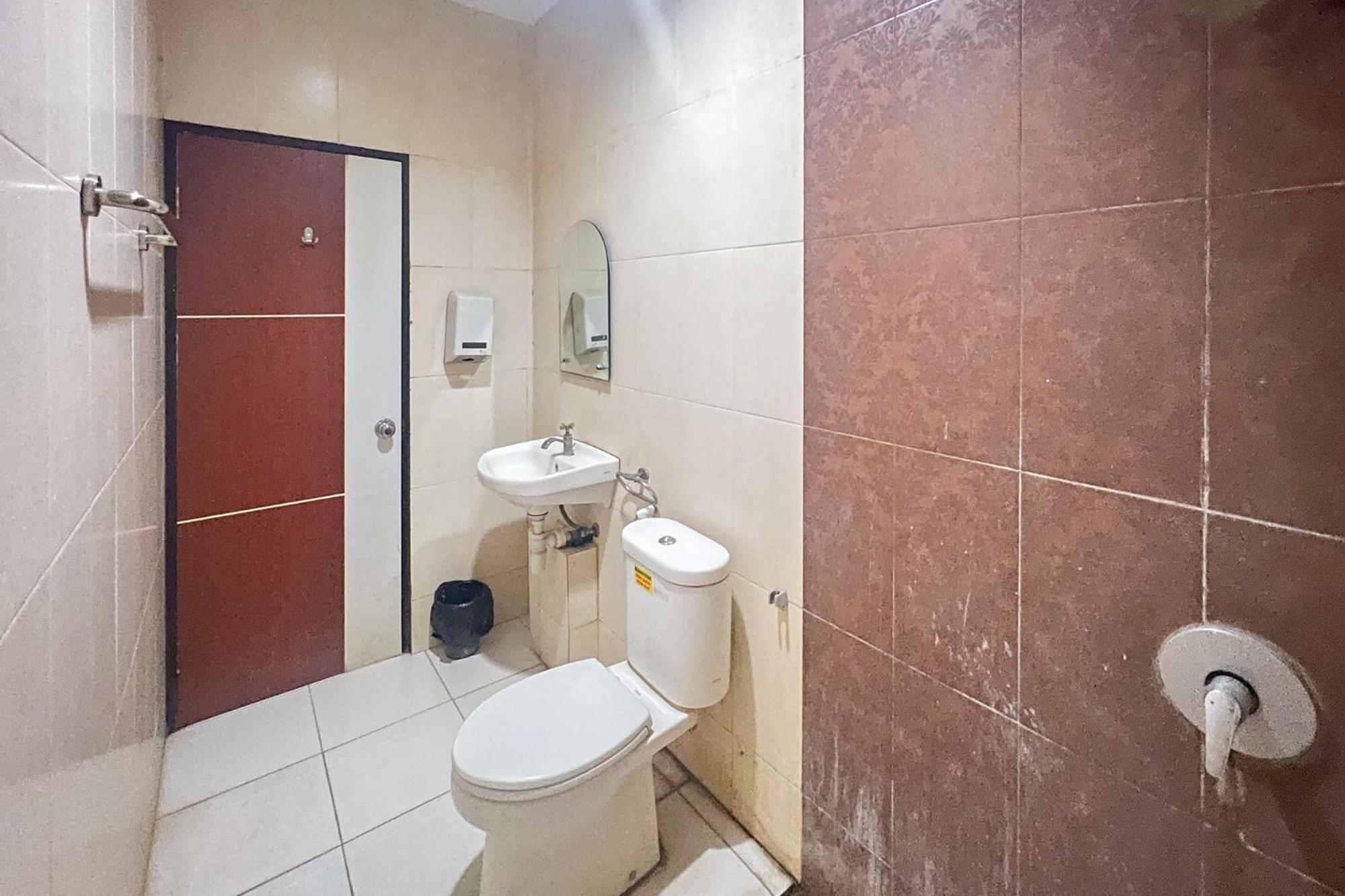 Urbanview Trisula Hotel Makassar Buitenkant foto