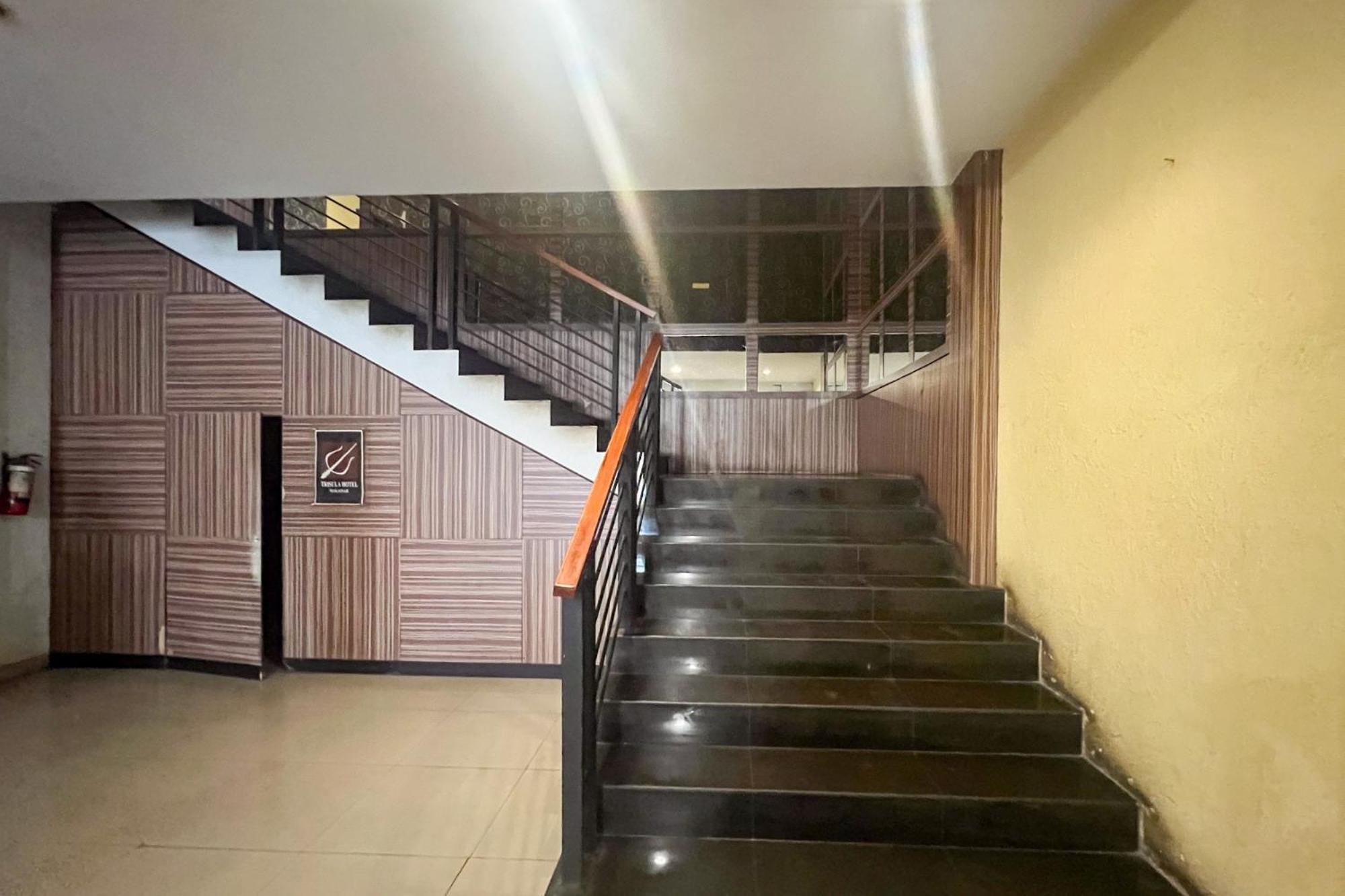 Urbanview Trisula Hotel Makassar Buitenkant foto