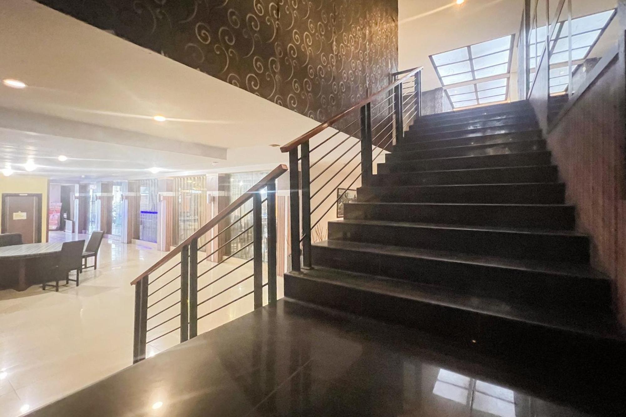 Urbanview Trisula Hotel Makassar Buitenkant foto