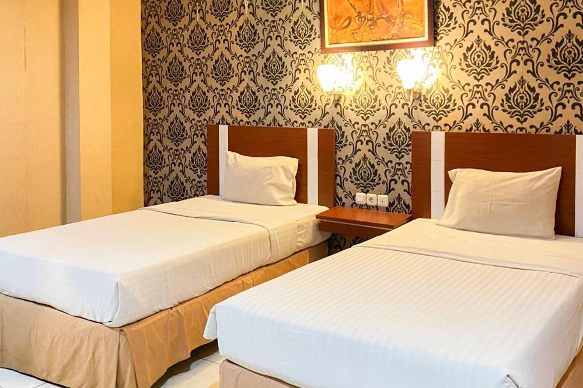 Urbanview Trisula Hotel Makassar Buitenkant foto