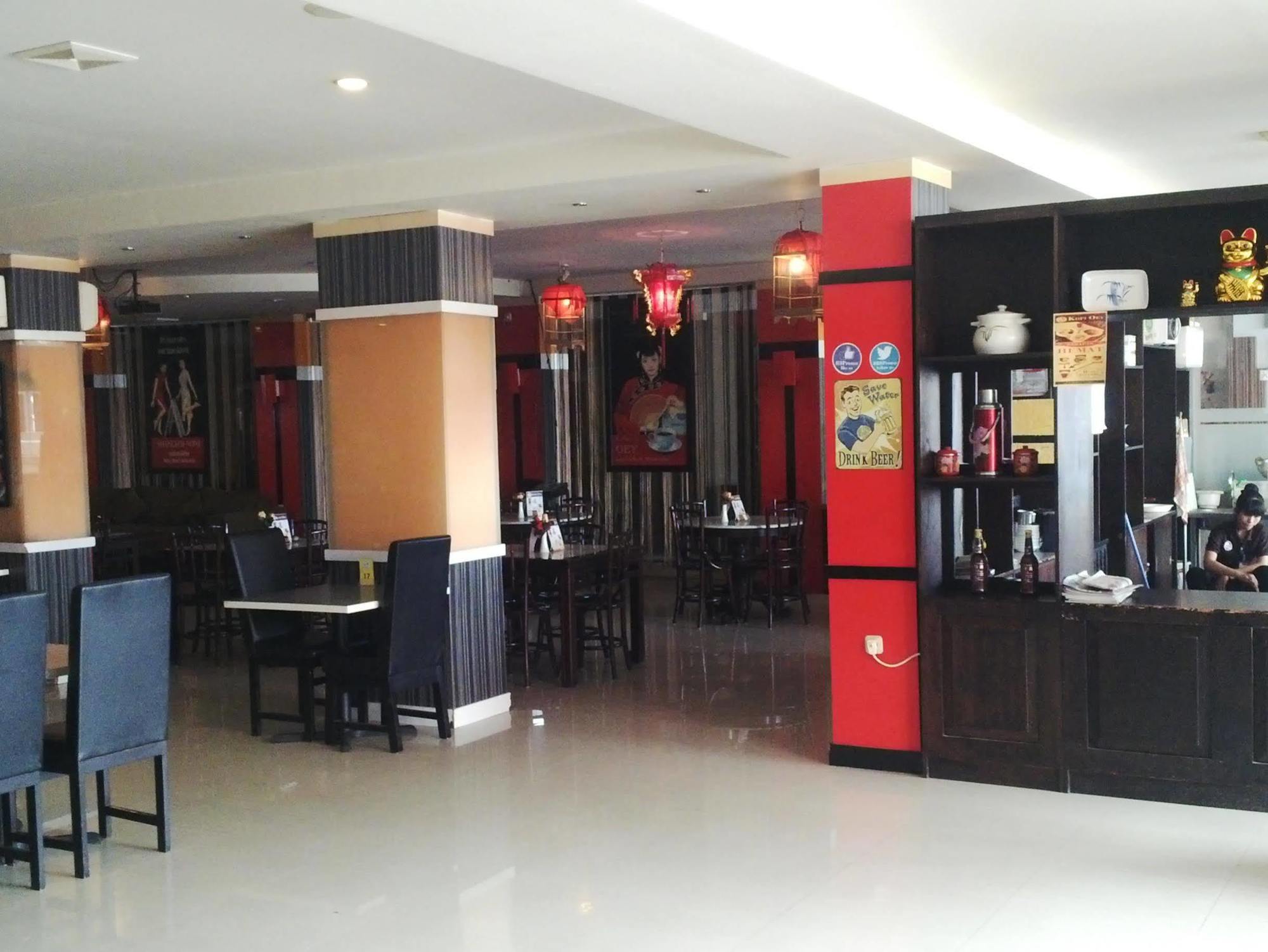 Urbanview Trisula Hotel Makassar Buitenkant foto