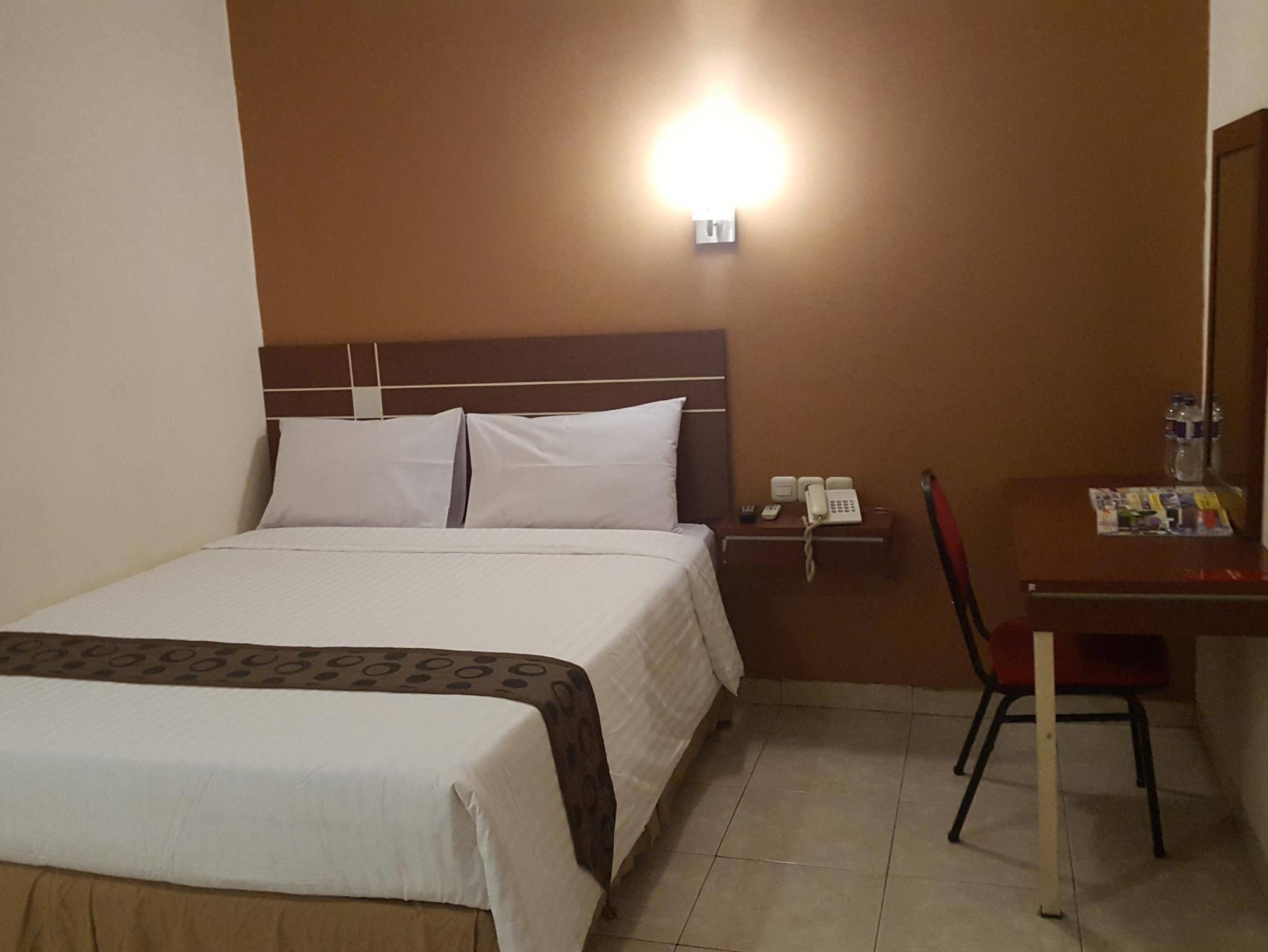 Urbanview Trisula Hotel Makassar Buitenkant foto