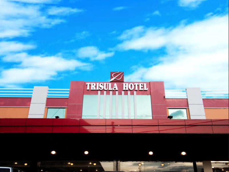 Urbanview Trisula Hotel Makassar Buitenkant foto
