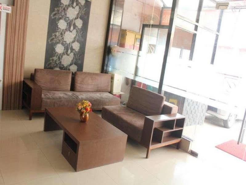 Urbanview Trisula Hotel Makassar Buitenkant foto